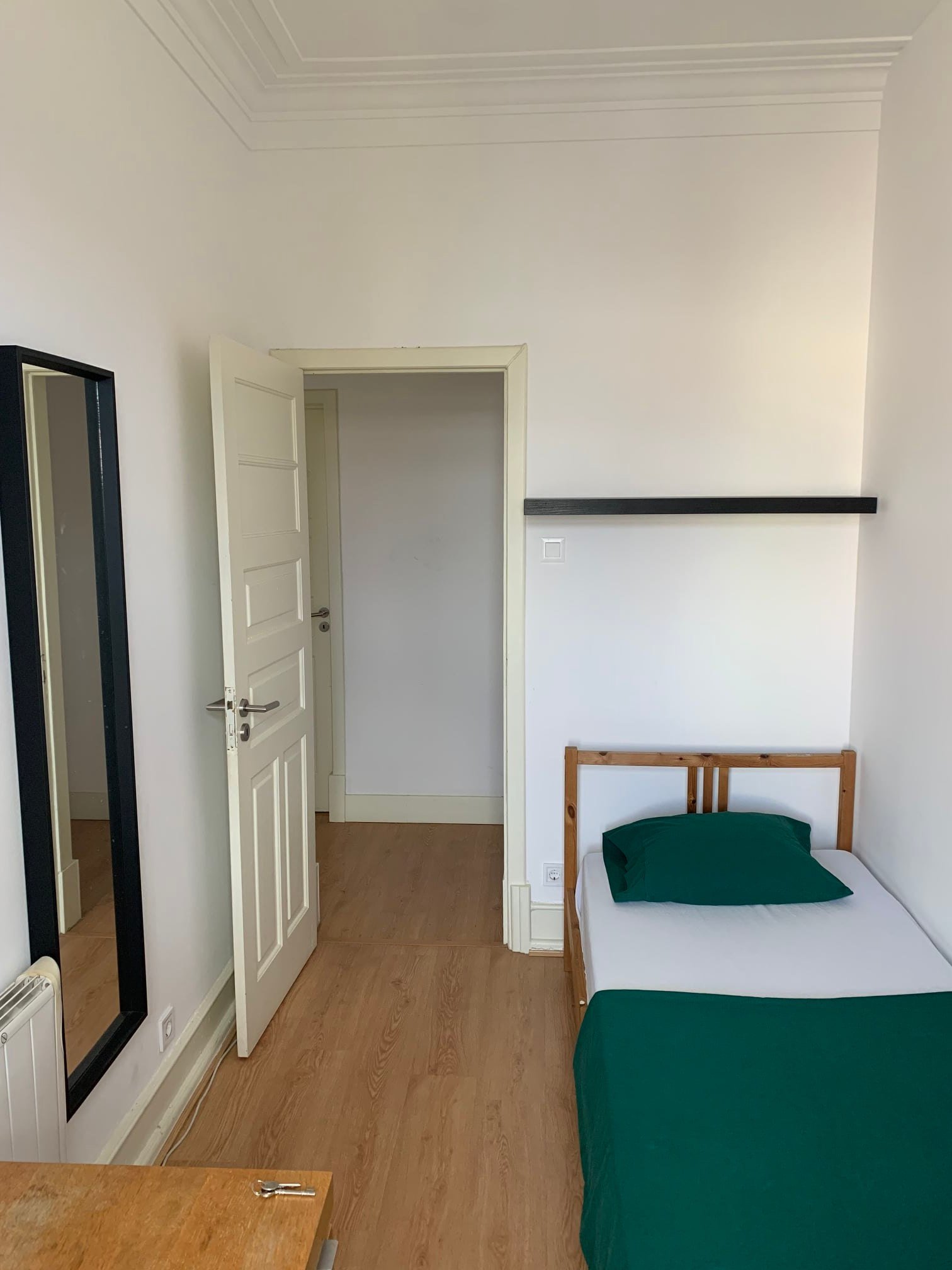 Cozy Single Room 4 with Desk & Balcony Access