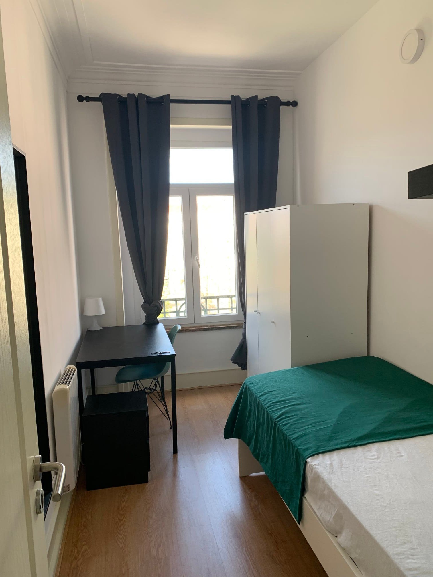 Light-Filled Single Room 3 with Desk & Balcony Access
