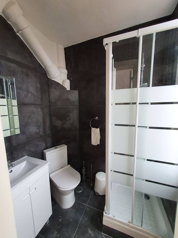 Spacious Double Room 7 with Desk & Balcony Access — photo 12