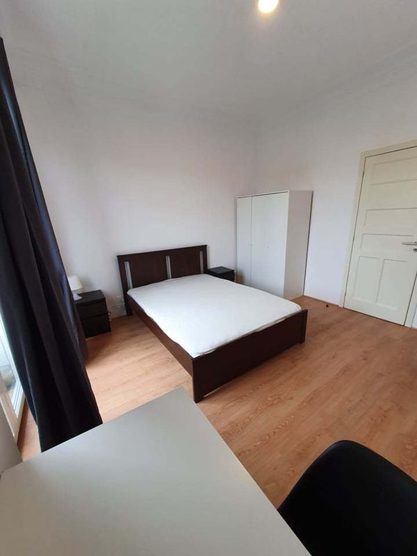 Spacious Double Room 7 with Desk & Balcony Access — photo 15