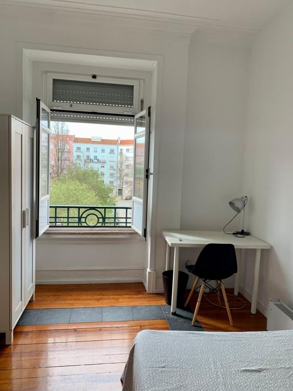 Sunny Room 4 with Ample Window — photo 1