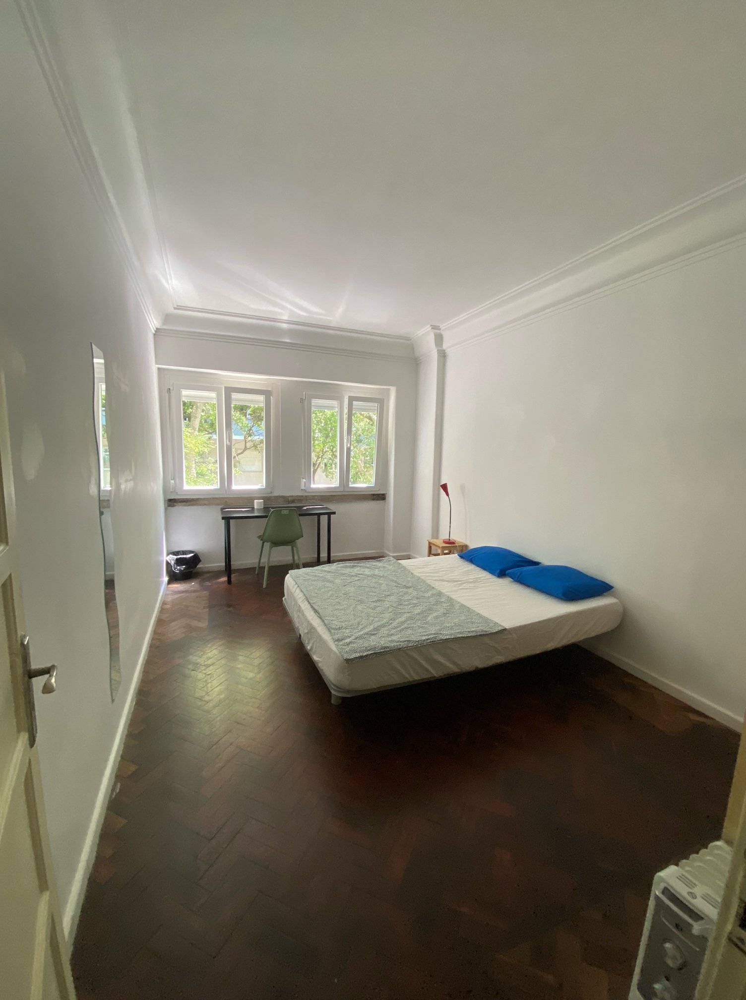 Bright Double Room 5 with Desk & Large Window — Flat H, Arroios