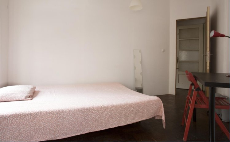 Inviting Double Room 2 with Desk & Natural Light — photo 2