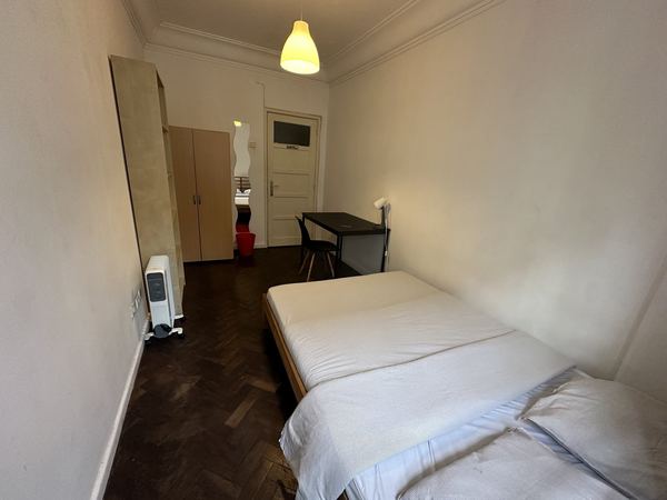Bright Double Room 5 with Desk & Large Window — photo 20