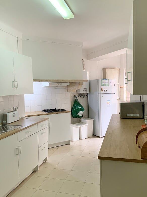 Bright Double Room 5 with Desk & Large Window — photo 9