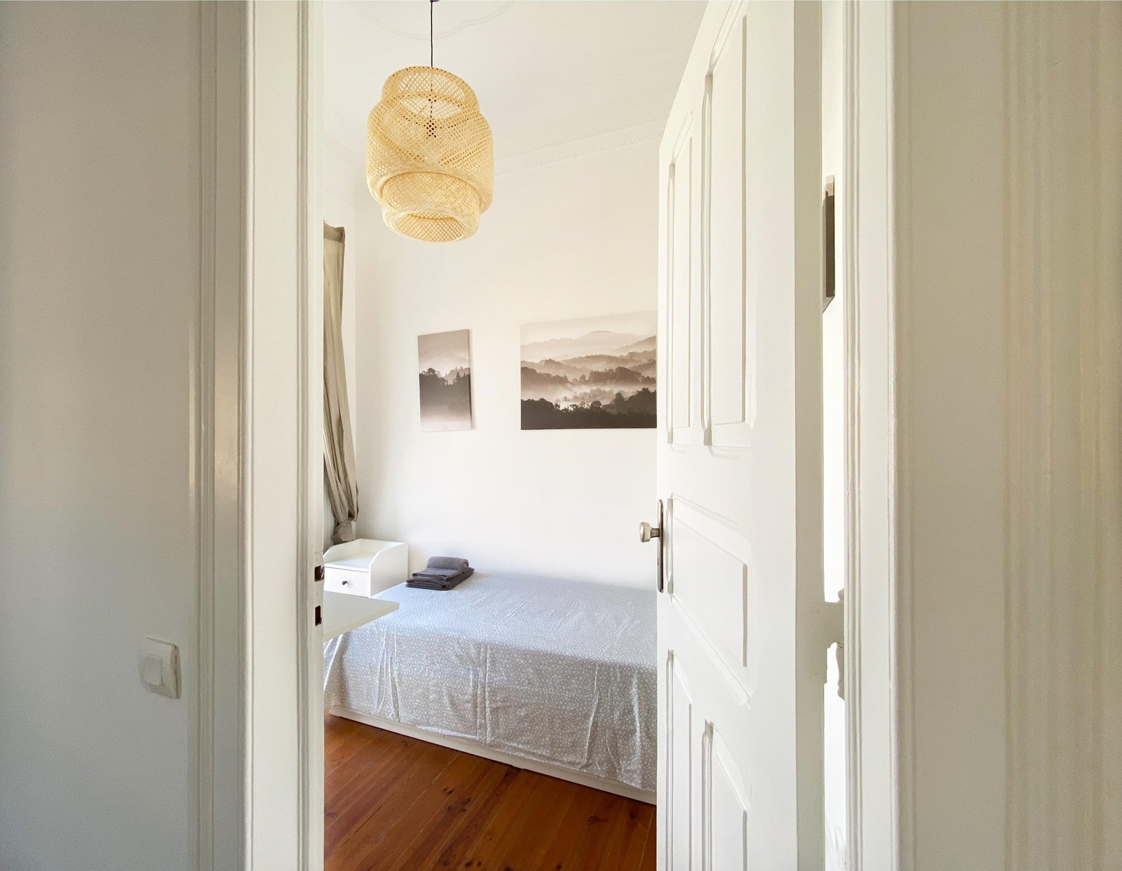 Sunny Single Room 1 with Balcony Access — RC - Rato, São Mamede