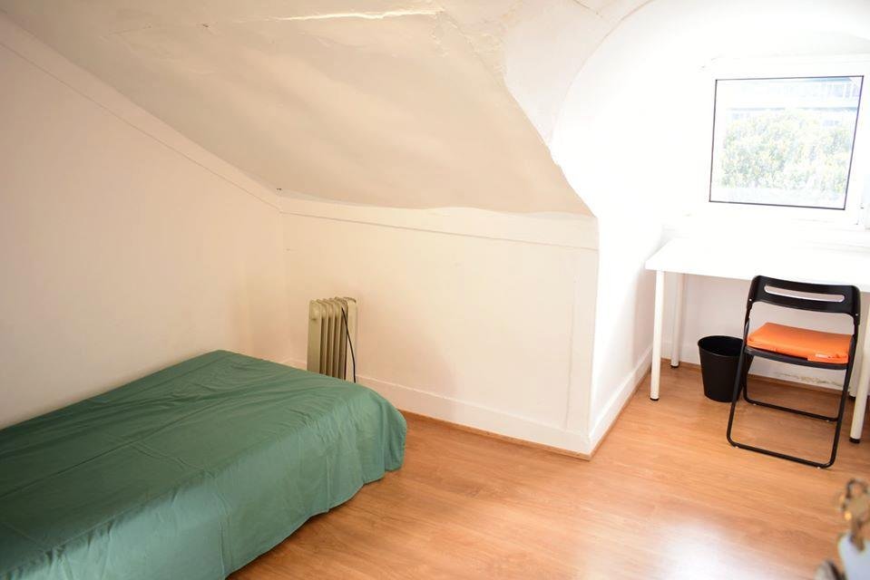 Cozy Single-Bed Room 1 in Shared Student Apartment — Flat L, São Jorge de Arroios