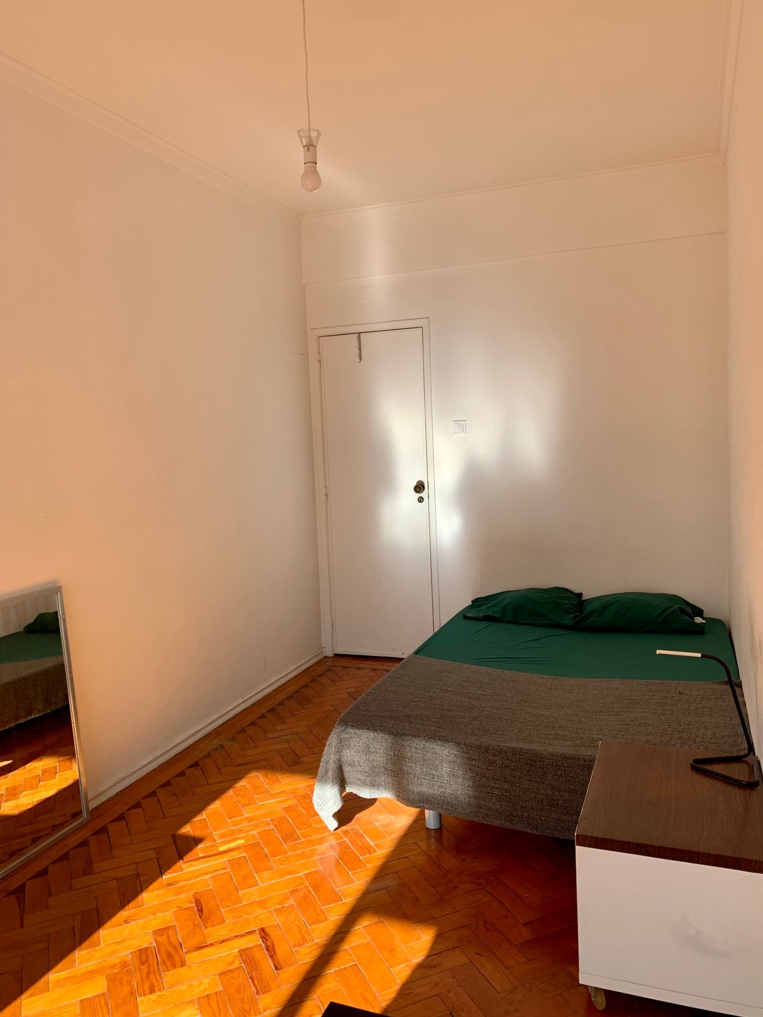 Spacious Double Room 2 with Desk & Balcony Access — Flat T, São Domingos de Benfica