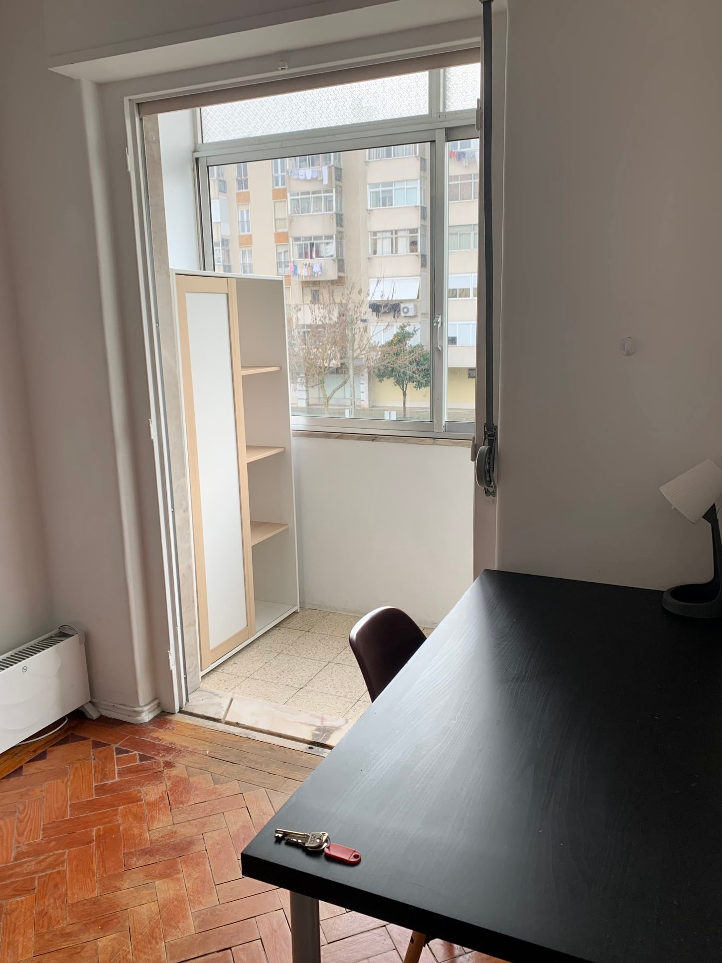 Comfortable Double Room 3 with Desk & Balcony Access — Flat T, São Domingos de Benfica