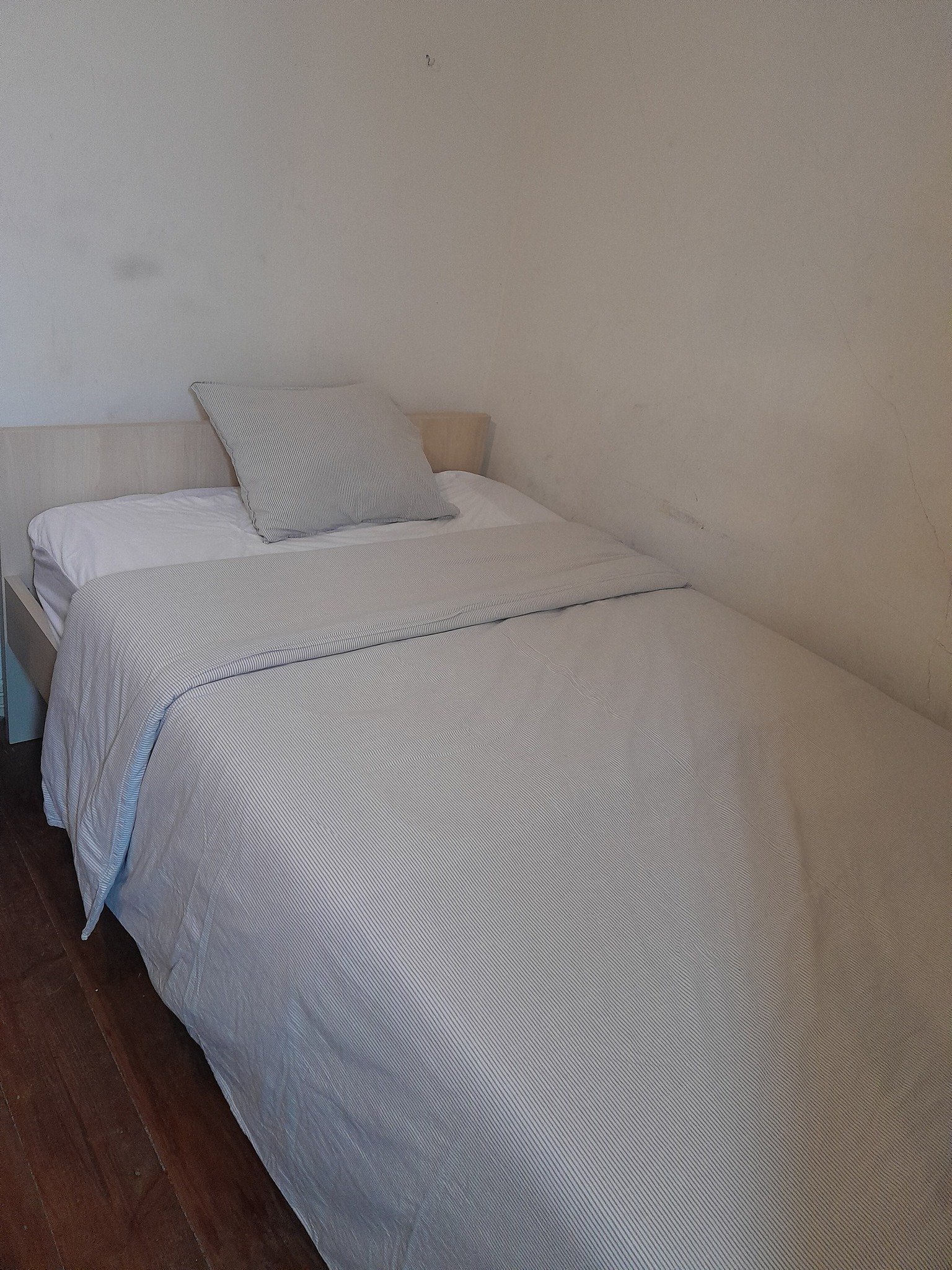 Inviting Double Room 3 with Natural Light — Saldanha 5E, São Sebastião da Pedreira