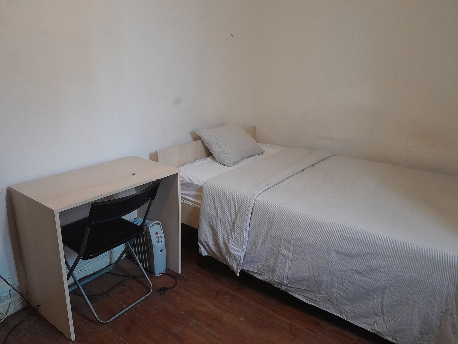 Inviting Double Room 3 with Natural Light — photo 3