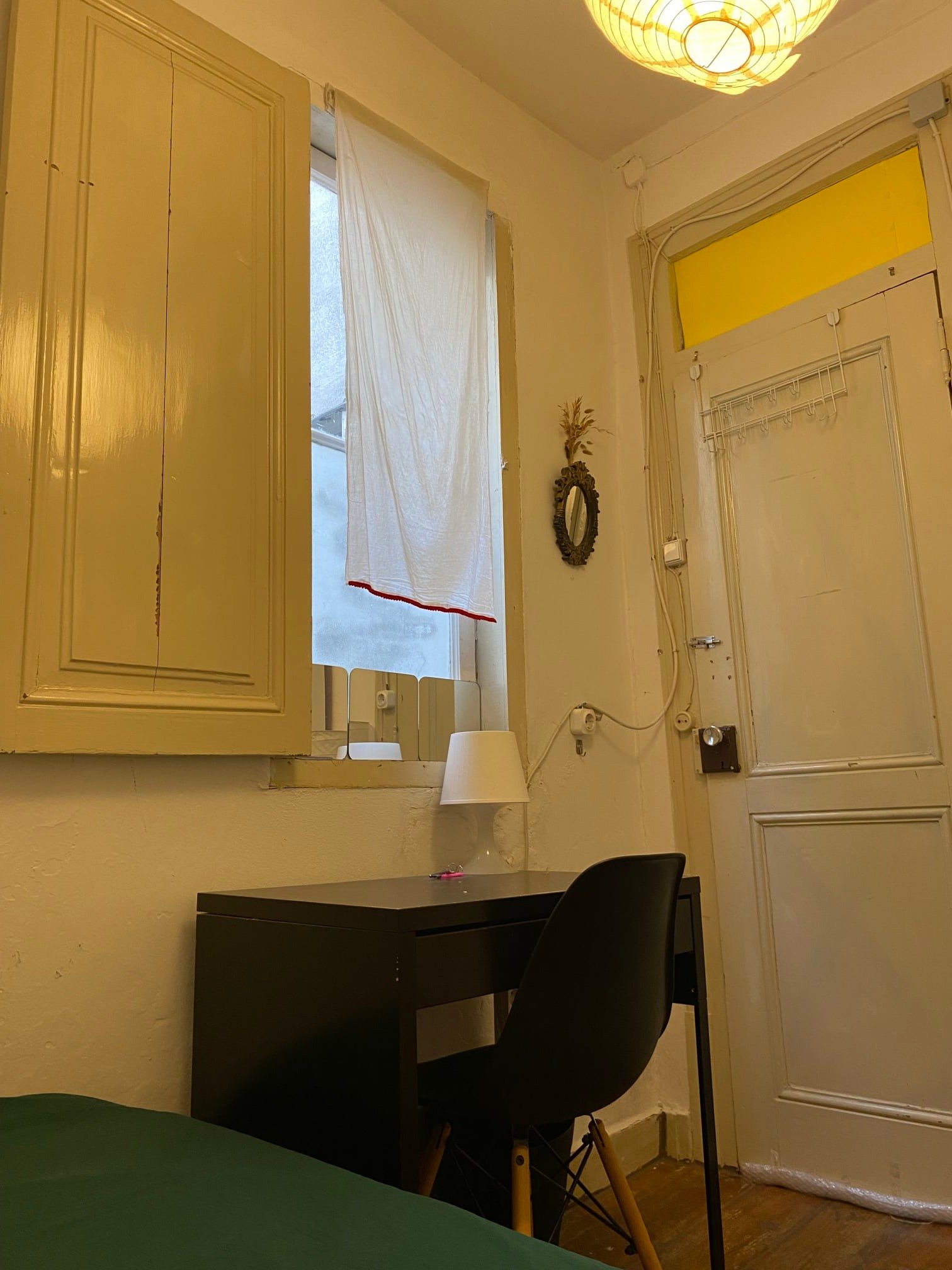 Light-Filled Single Room 5 with Furnishing — Saldanha 5E, São Sebastião da Pedreira