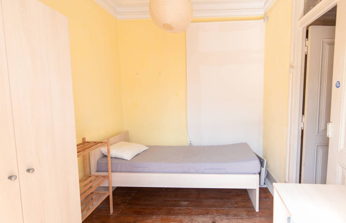 Sunny Single-Bed Room 1 with Balcony in 7-bedroom Student Apartment — Saldanha 5E, São Sebastião da Pedreira
