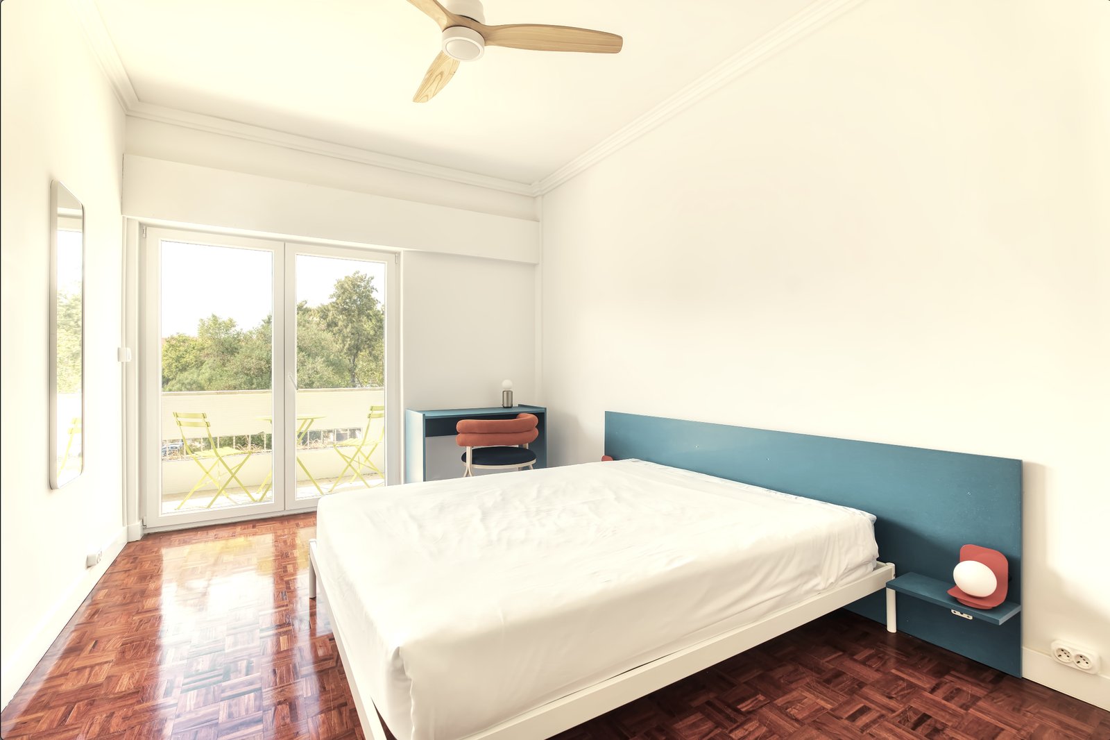 Sunny Double Room 1 with Terrace — Erasmus Spot E, São Domingos de Benfica