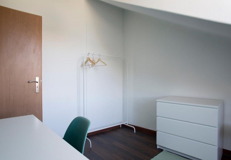 Cozy Single Room 1 with Desk & Terrace Access — photo 13