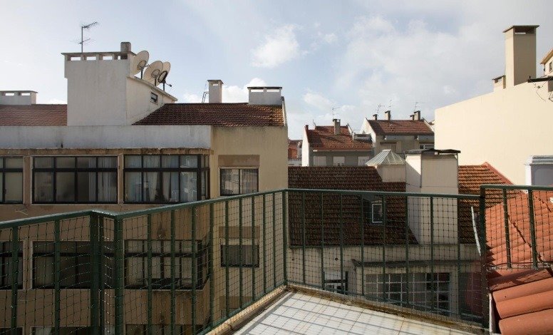 Cozy Single Room 1 with Desk & Terrace Access — photo 3