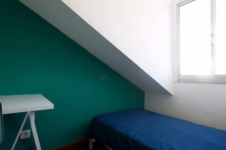 Cozy Single Room 1 with Desk & Terrace Access — photo 4