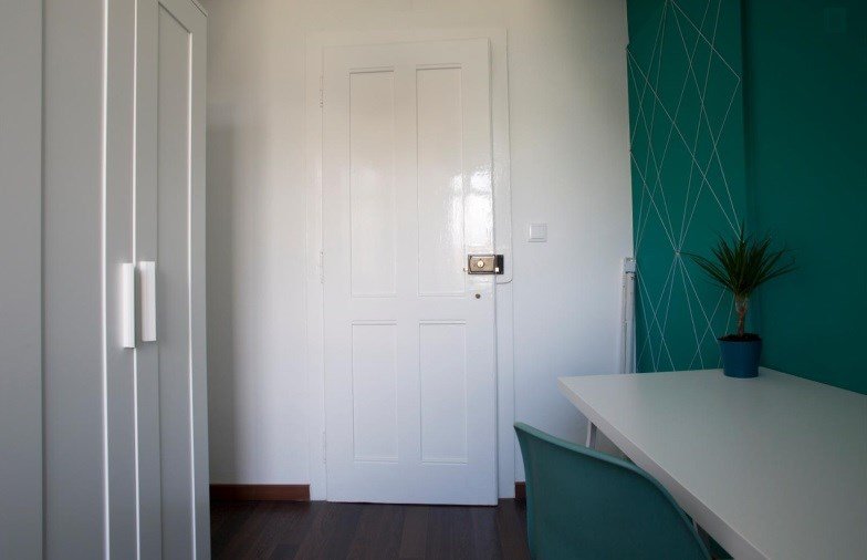 Cozy Single Room 1 with Desk & Terrace Access — photo 5