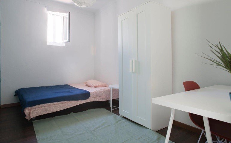 Cozy Single Room 1 with Desk & Terrace Access — photo 19