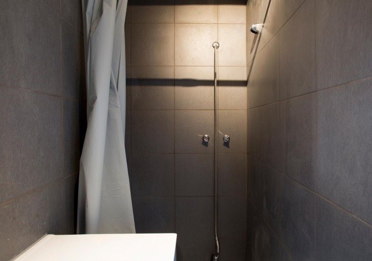 Cozy Single Room 1 with Desk & Terrace Access — photo 8