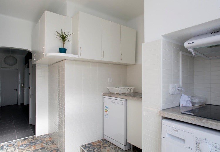 Cozy Single Room 1 with Desk & Terrace Access — photo 11