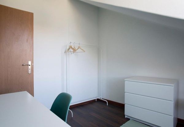 Cozy Single Room 1 with Desk & Terrace Access — photo 13