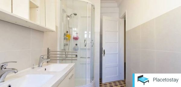 Bright Double Room 4 with Desk & Natural Light — photo 11