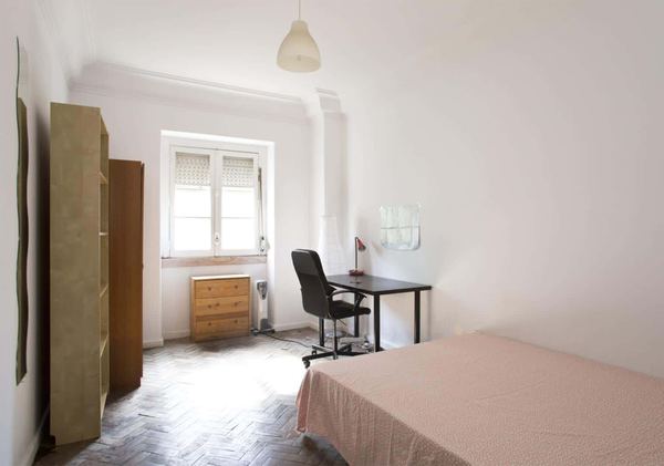 Bright Double Room 4 with Desk & Natural Light — photo 17