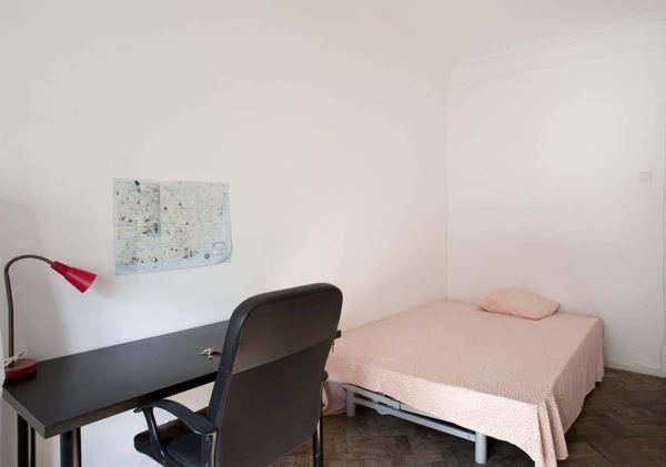 Bright Double Room 4 with Desk & Natural Light — photo 18