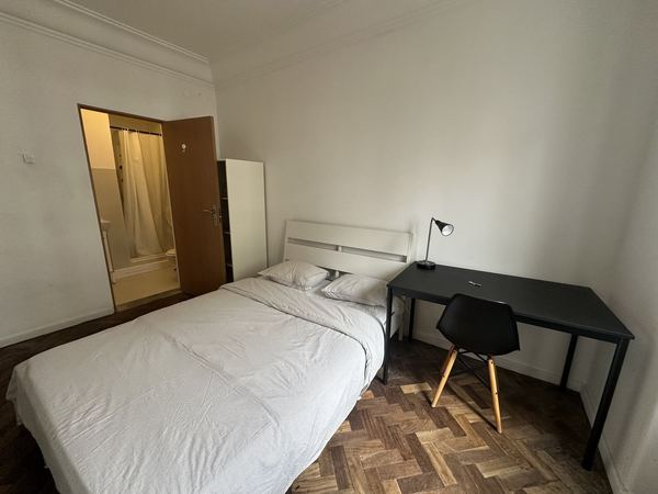 Bright Double Room 4 with Desk & Natural Light — photo 21
