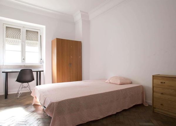 Bright Double Room 4 with Desk & Natural Light — photo 1