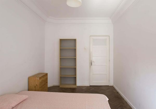 Bright Double Room 4 with Desk & Natural Light — photo 2