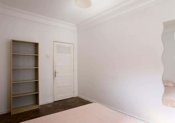Bright Double Room 4 with Desk & Natural Light — photo 3