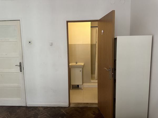 Bright Double Room 4 with Desk & Natural Light — photo 22