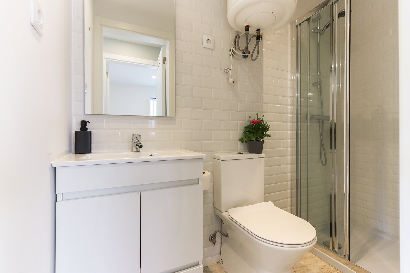 Studio Bathroom — photo 14