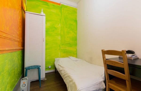 Light-Filled Single Room 8 with Furnishing — photo 23