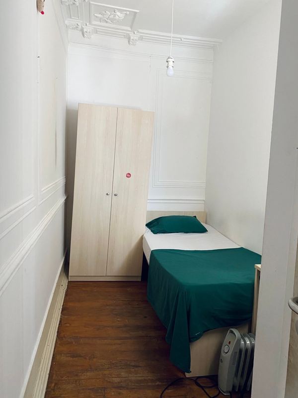 Light-Filled Single Room 8 with Furnishing — photo 27