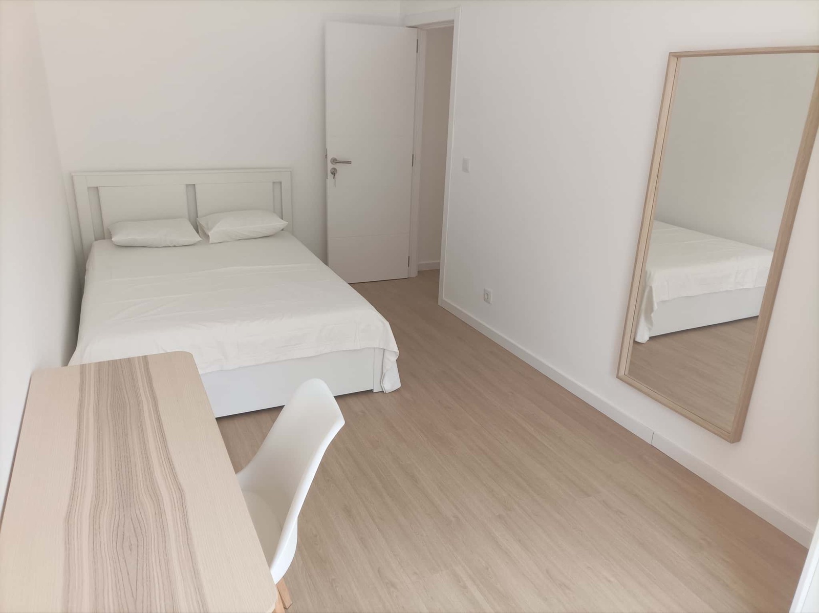 Cozy & Inviting Double Room 3 in Arroios — Rua Rosa Damasceno (2nd Floor), São Jorge de Arroios, Lisbon