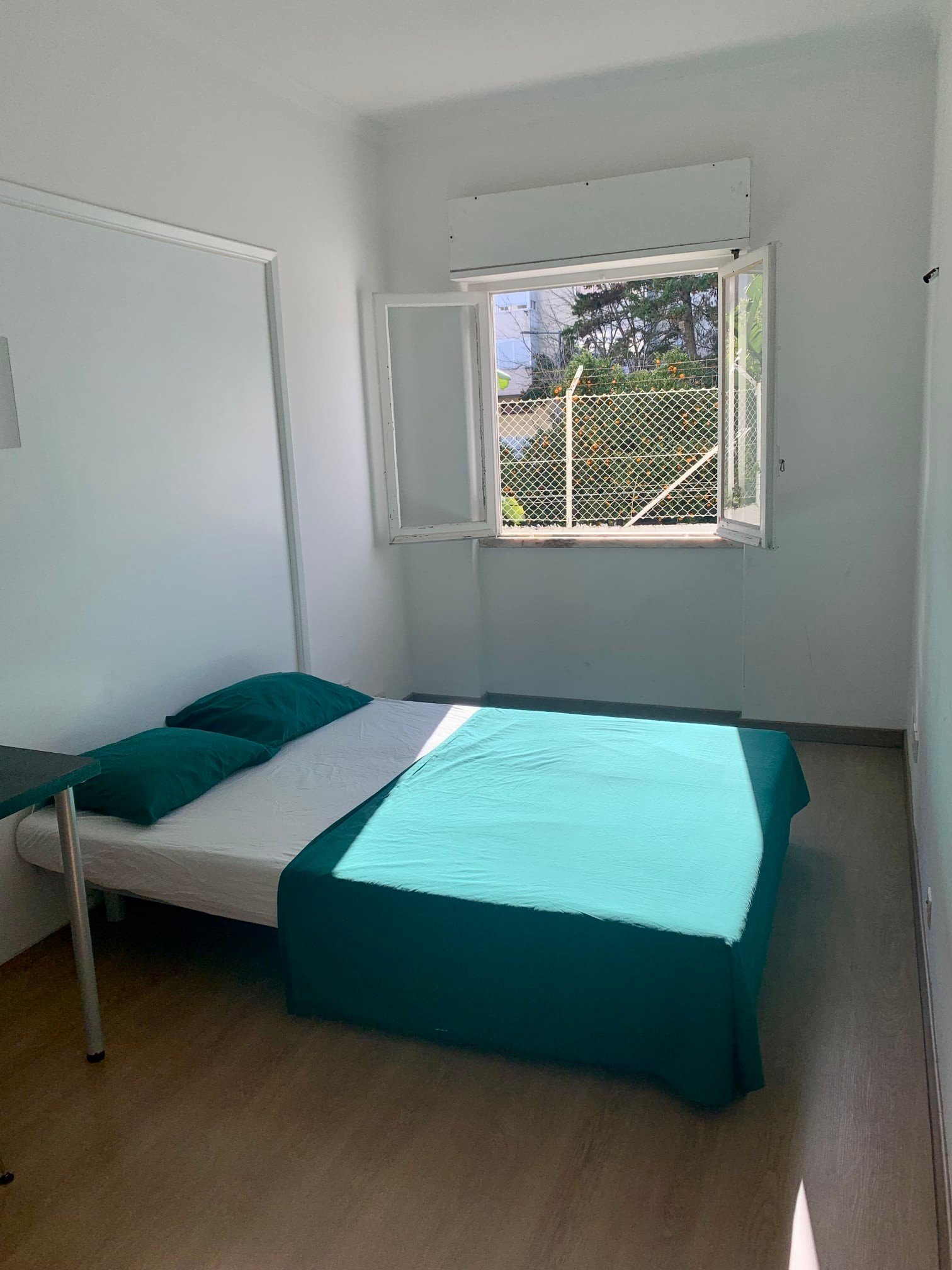 Sunny Double Room 2 with Desk — Flat Q, São Domingos de Benfica
