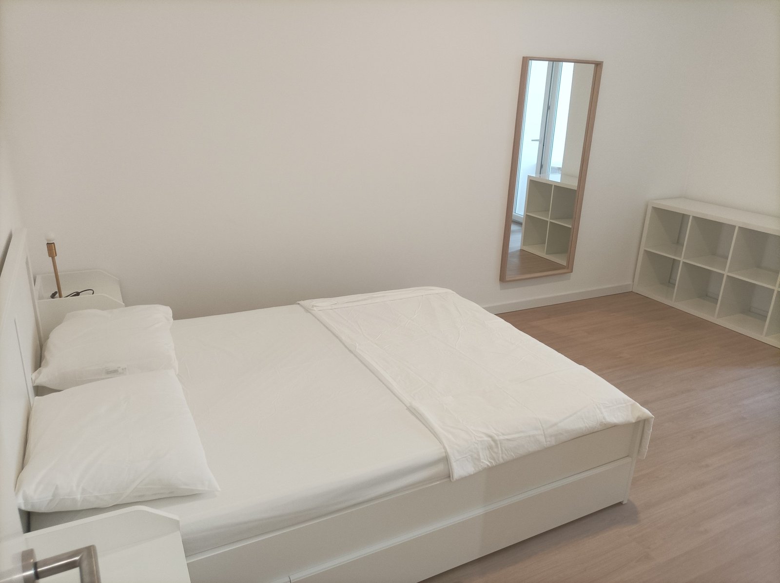 Well-furnished Double Room 6 w/ private bathroom — Rosa Damasceno 2nd Floor, São Jorge de Arroios