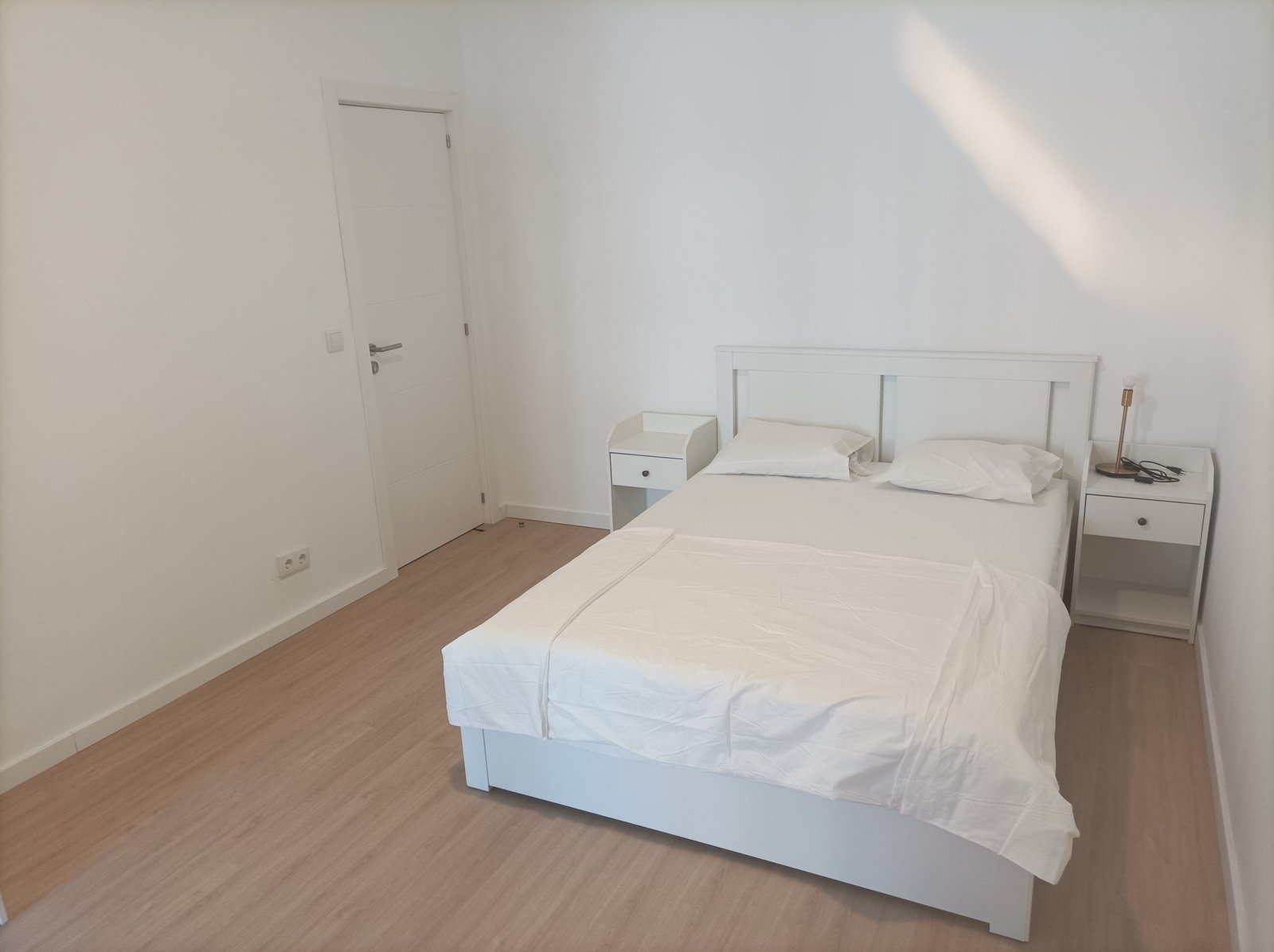 Bright & Comfortable Double Room 1 in a 6-bedroom Shared Apartment — photo 34