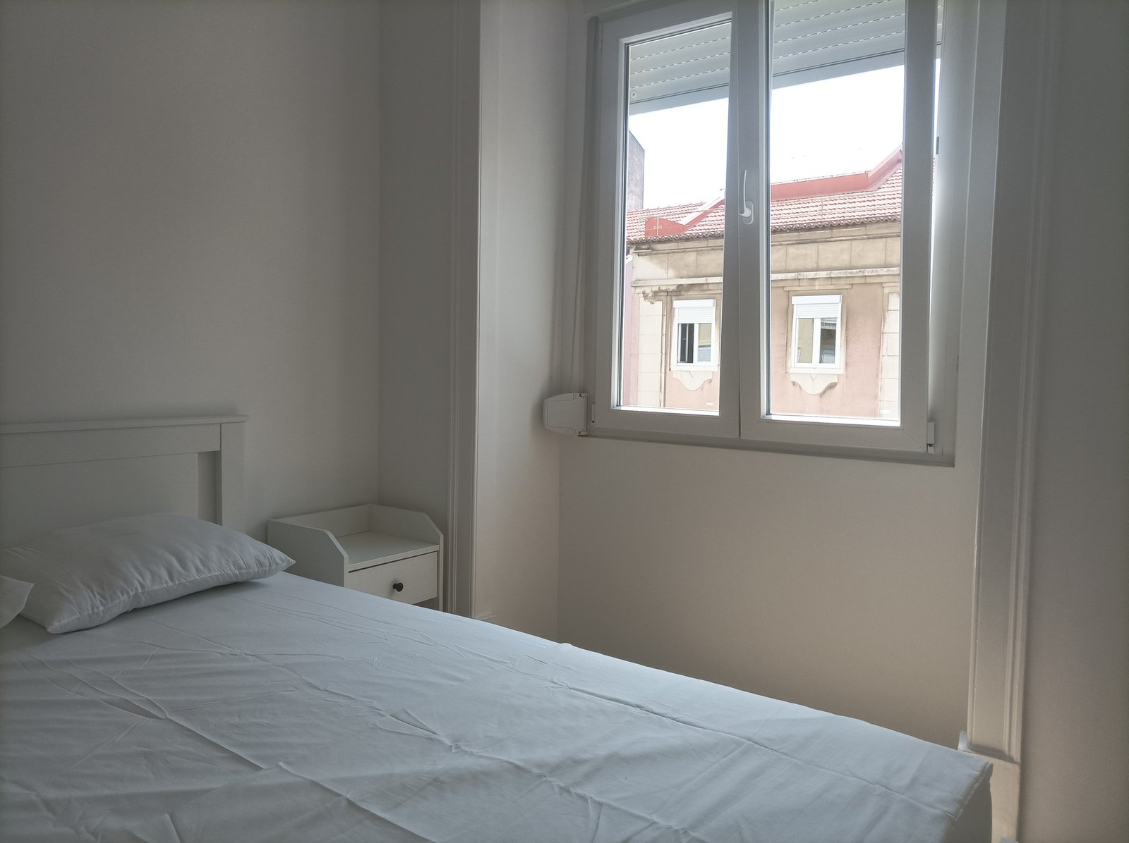 Bright & Comfortable Double Room 1 in a 6-bedroom Shared Apartment — photo 2