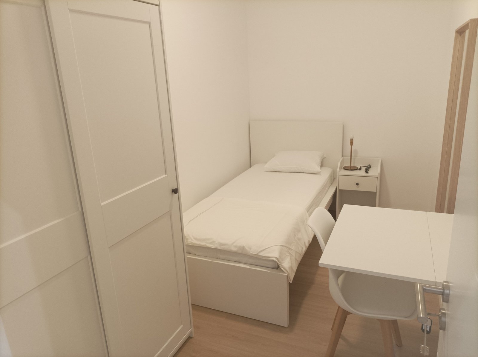 Bright & Comfortable Double Room 1 in a 6-bedroom Shared Apartment — photo 27