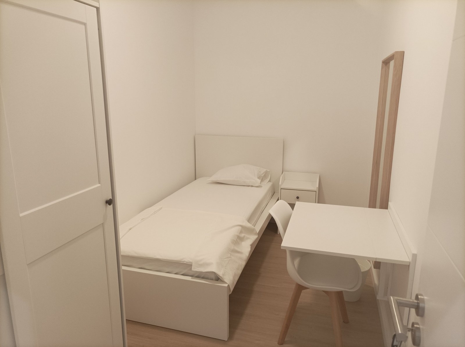 Bright & Comfortable Double Room 1 in a 6-bedroom Shared Apartment — photo 29