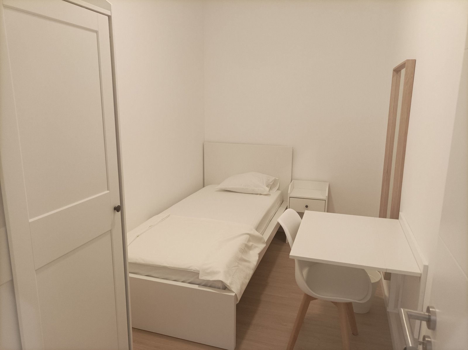 Bright & Comfortable Double Room 1 in a 6-bedroom Shared Apartment — photo 31