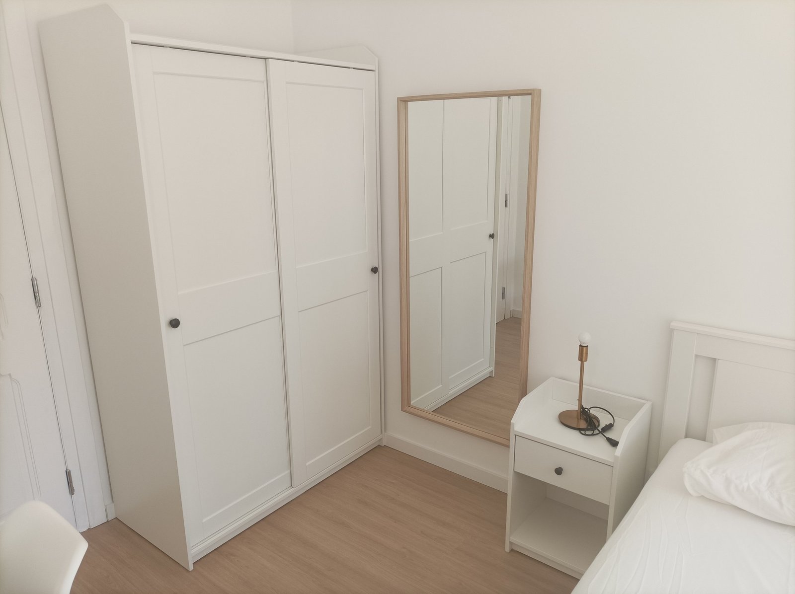 Bright & Comfortable Double Room 1 in a 6-bedroom Shared Apartment — photo 4