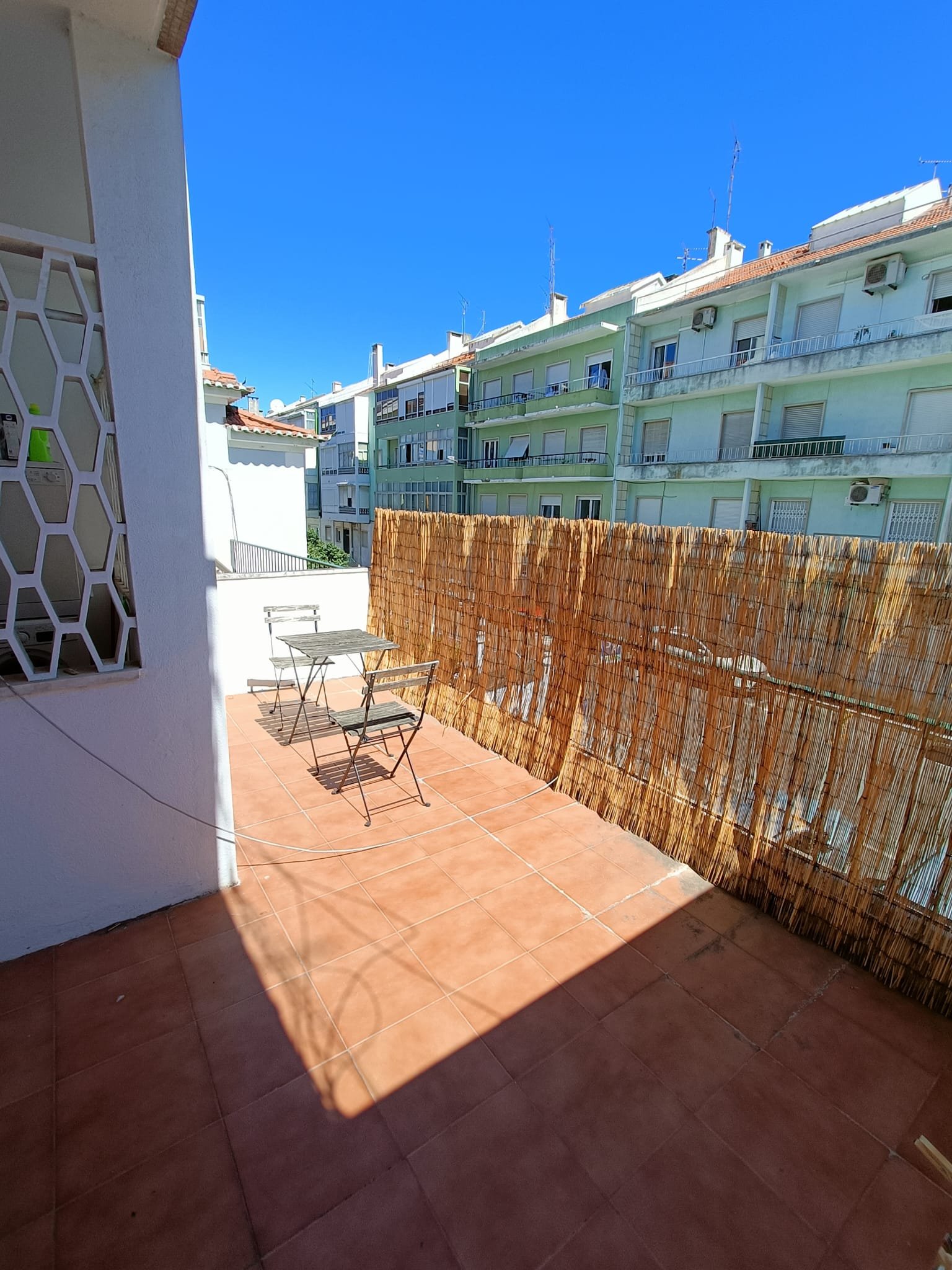 Modern Double Room 1 with Desk & Balcony Access — Flat S, São Domingos de Benfica