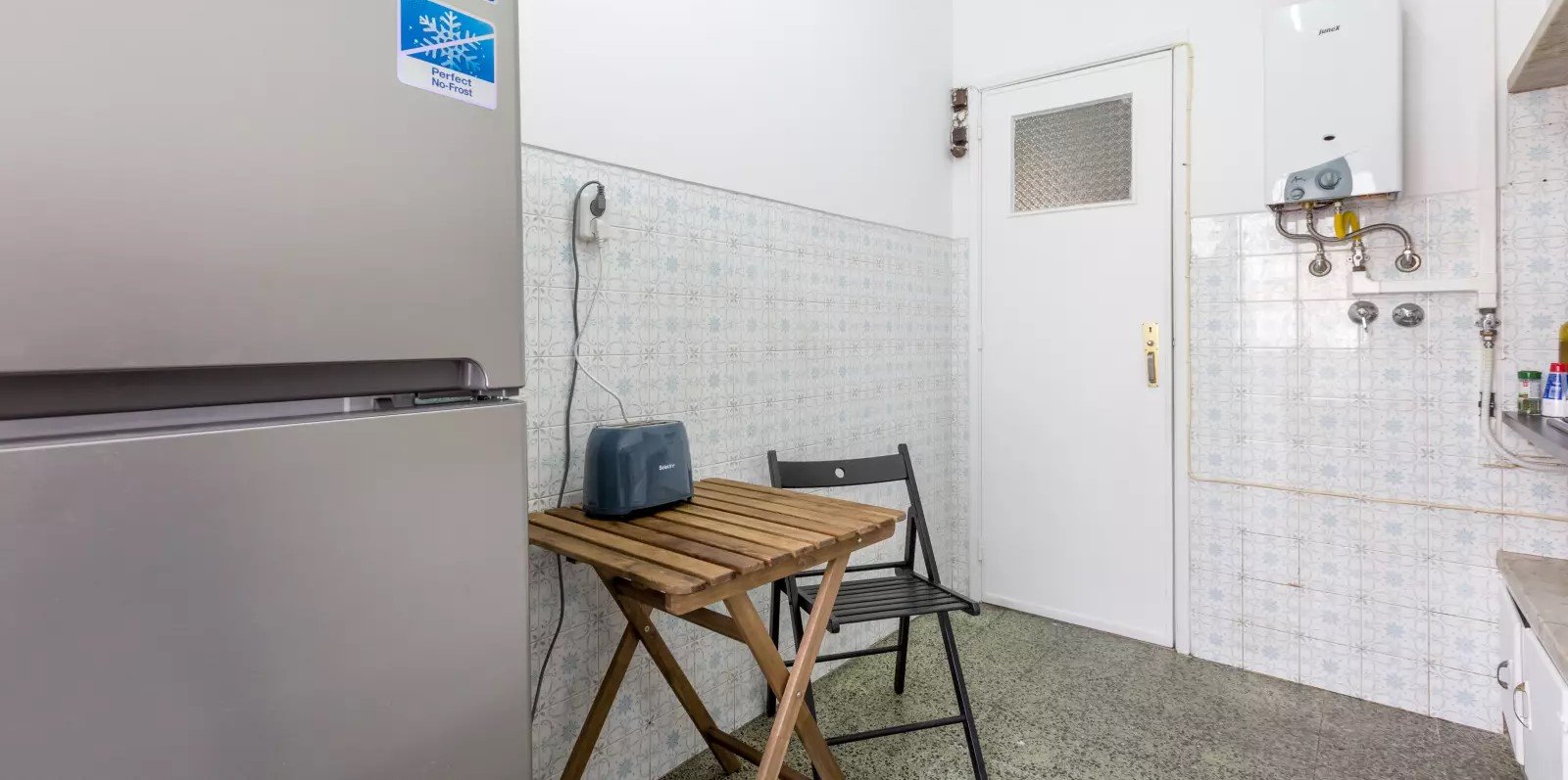 Bright Double Room 2 with Desk & Balcony Access — photo 7