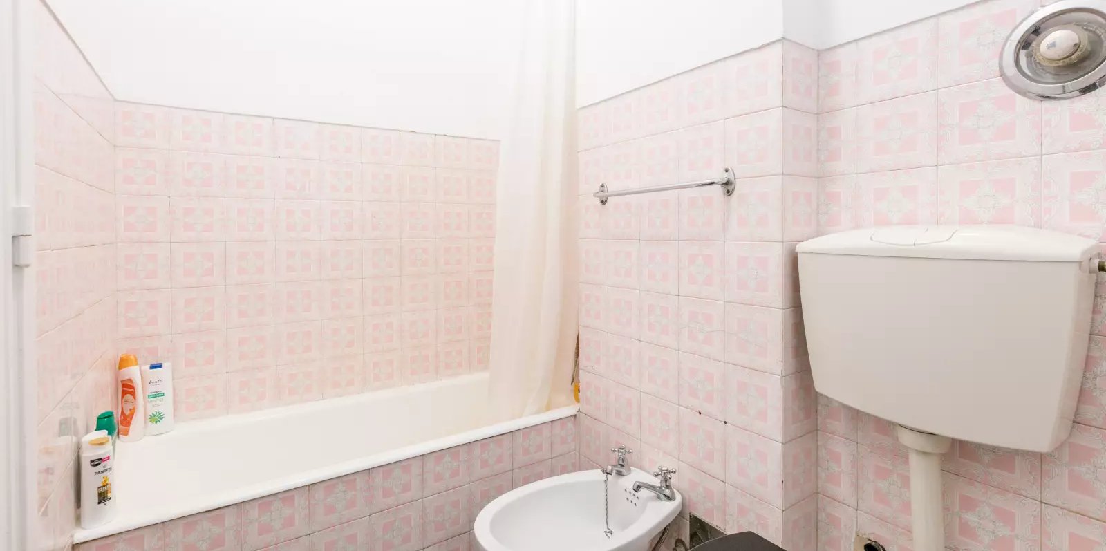 Bright Double Room 2 with Desk & Balcony Access — photo 8