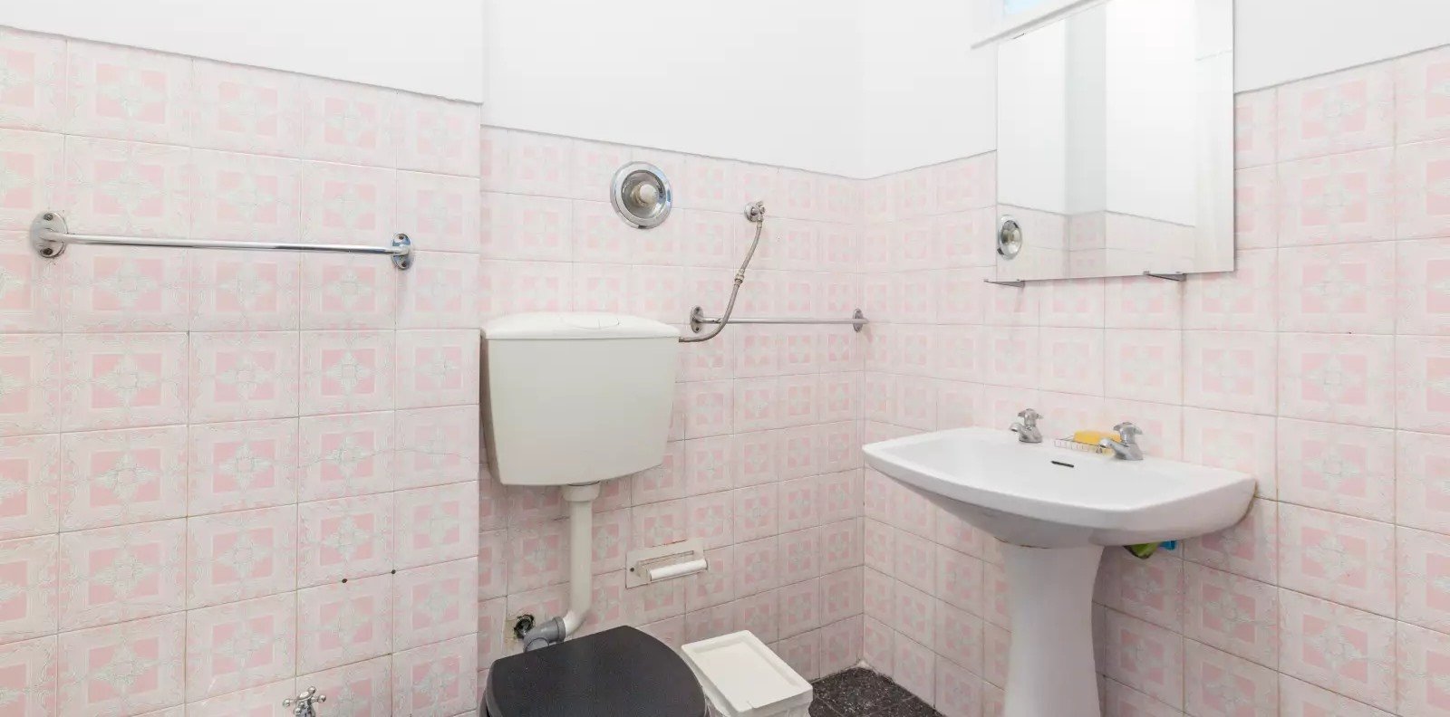 Bright Double Room 2 with Desk & Balcony Access — photo 9